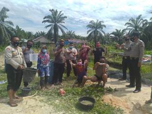 Polsek Koto Gasib Panen Ikan, Hasilnya Dibagikan ke Warga